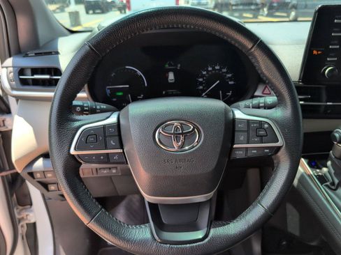 Used 2024 Toyota Sienna XLE FWD image 28