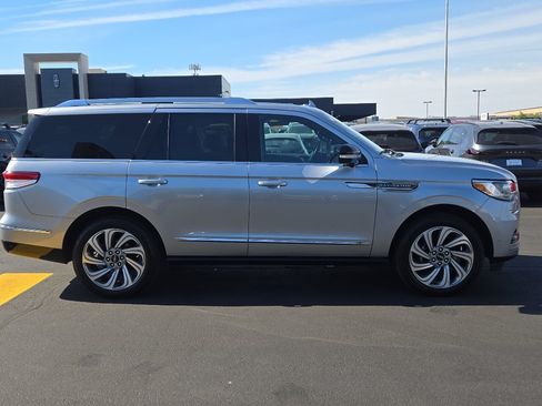 Used 2022 Lincoln Navigator Reserve AWD/4WD image 8