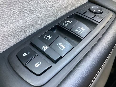 Used 2024 Chrysler Pacifica Touring-L image 30