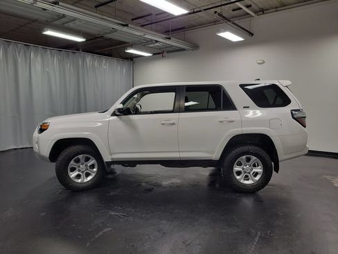 Used 2018 Toyota 4Runner SR5 AWD/4WD image 5