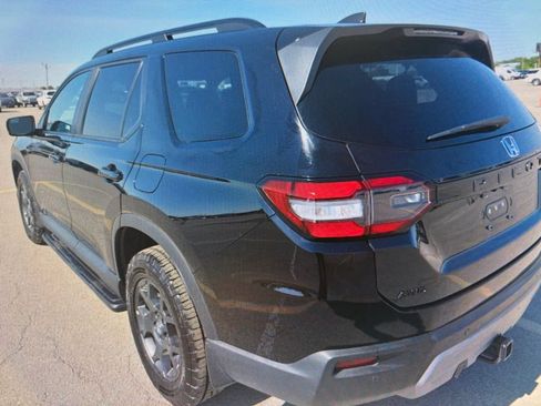 Used 2024 Honda Pilot TrailSport image 3