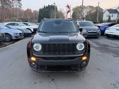 Used 2018 Jeep Renegade Altitude FWD image 2