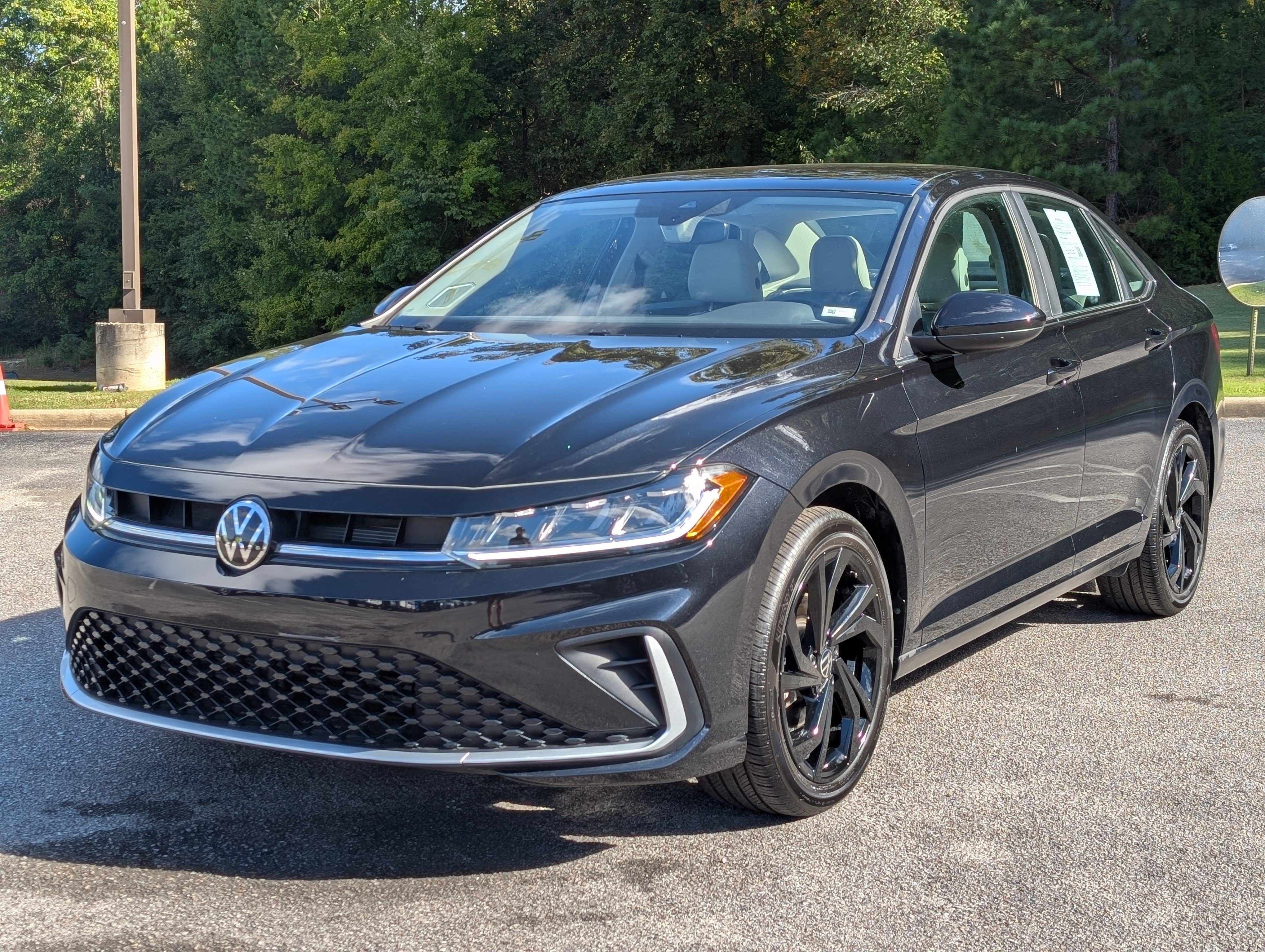 Used 2025 Volkswagen Jetta SE w/ Sunroof Package FWD image 5