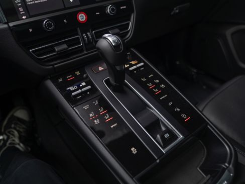 Certified 2026 Porsche Macan image 14