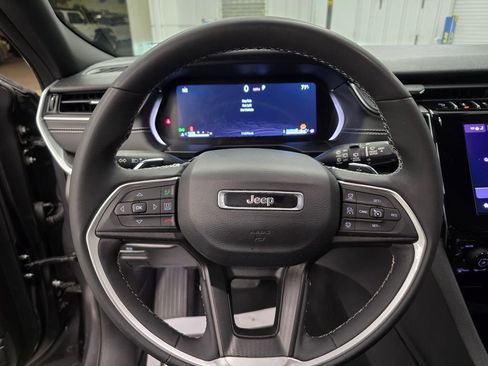 Used 2024 Jeep Grand Cherokee Laredo w/ Luxury Tech Group I AWD/4WD image 17
