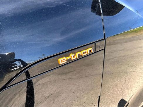 Used 2019 Audi e-tron Prestige w/ Prestige Package AWD/4WD image 11