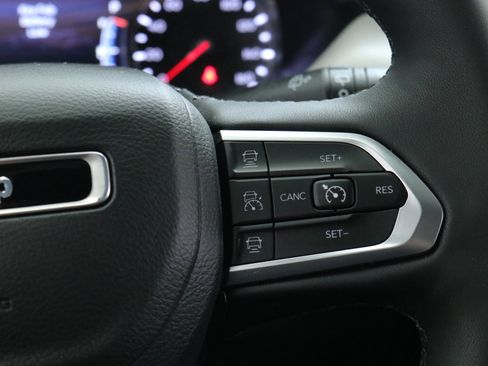 Used 2025 Jeep Compass Limited image 16