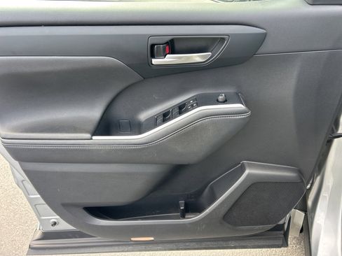 Used 2024 Toyota Highlander XLE image 3