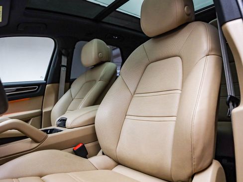 Used 2022 Porsche Cayenne Platinum Edition image 5