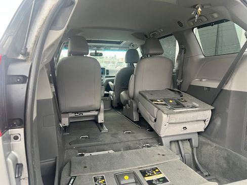Used 2017 Toyota Sienna XLE w/ XLE Navigation Package image 18