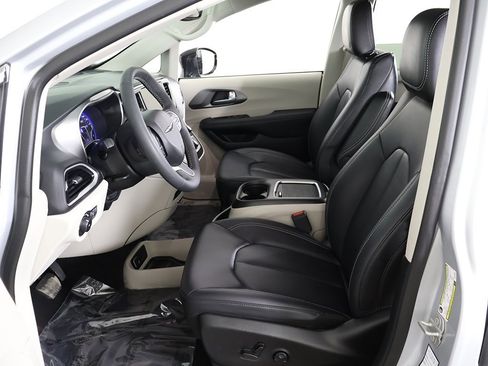 Used 2024 Chrysler Pacifica Touring-L image 30