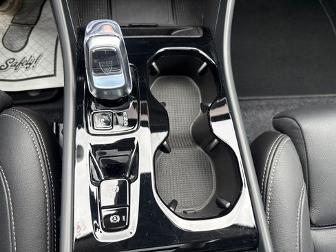 Certified 2026 Volvo XC40 B5 Plus AWD/4WD image 25