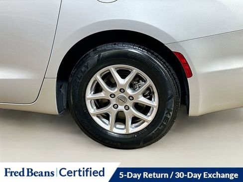 Used 2024 Chrysler Pacifica Touring-L image 6