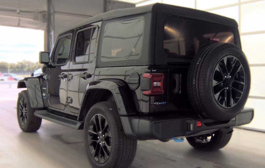 Used 2022 Jeep Wrangler Unlimited Sahara AWD/4WD image 2