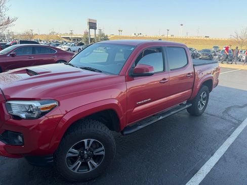 Used 2016 Toyota Tacoma TRD Sport image 11