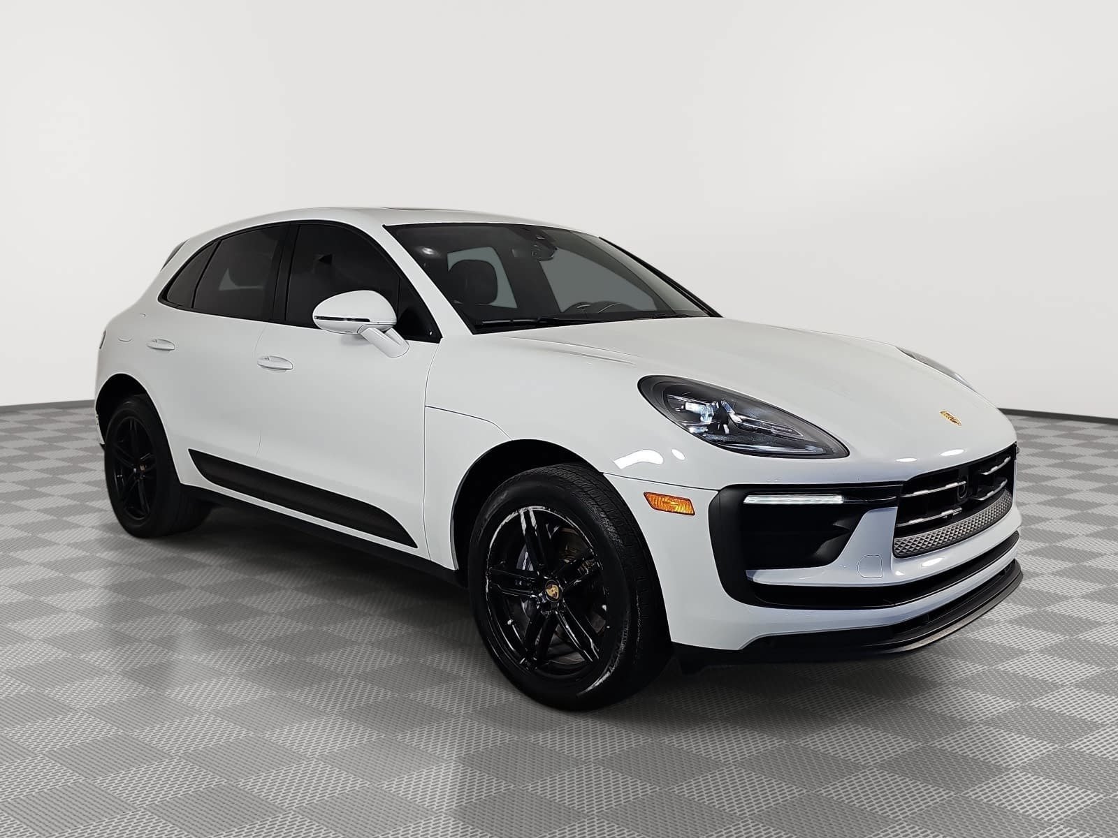 Used 2022 Porsche Macan w/ Premium Package Plus AWD/4WD image 2