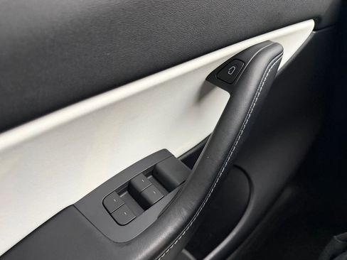 Used 2021 Tesla Model Y Long Range image 40