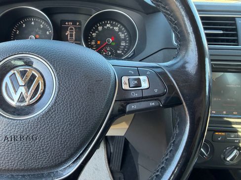 Used 2017 Volkswagen Jetta SE image 14