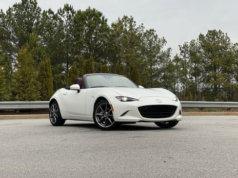 Used 2020 MAZDA MX-5 Miata Grand Touring image 2