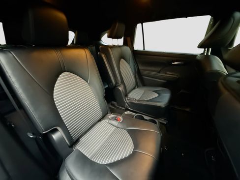 Used 2022 Toyota Highlander XSE image 28