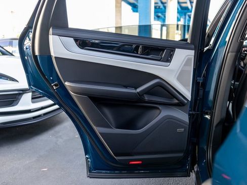 Certified 2025 Porsche Cayenne Coupe image 43