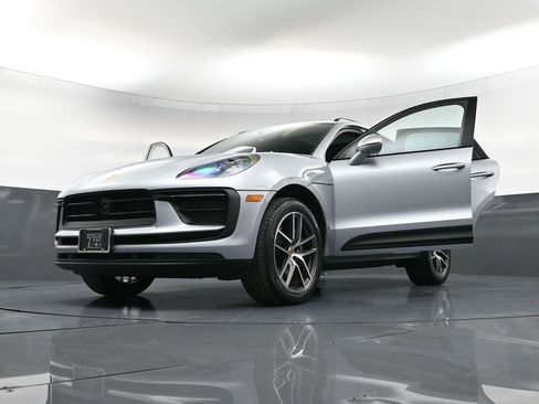 Certified 2025 Porsche Macan image 39