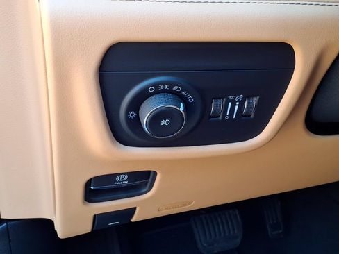 Used 2023 Jeep Grand Cherokee Summit AWD/4WD image 19