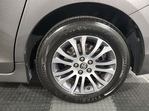 Used 2020 Toyota Sienna XLE image 9