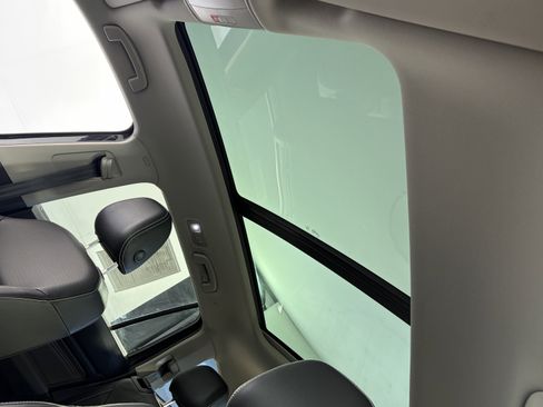 Used 2023 Volkswagen Atlas SE w/ Panoramic Sunroof Package FWD image 18