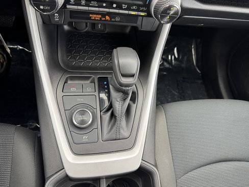 Used 2022 Toyota RAV4 LE AWD/4WD image 29