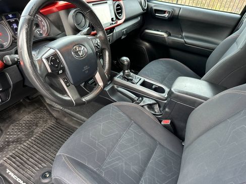 Used 2017 Toyota Tacoma TRD Sport image 10