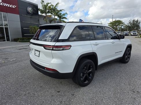 Used 2022 Jeep Grand Cherokee Altitude image 4