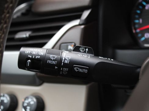 Used 2015 Chevrolet Suburban LT image 34