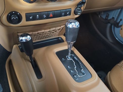 Used 2014 Jeep Wrangler Unlimited Sahara w/ Connectivity Group AWD/4WD image 27