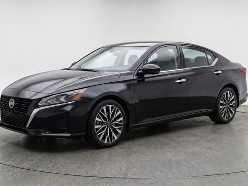 Used 2025 Nissan Altima 2.5 SV FWD image 3