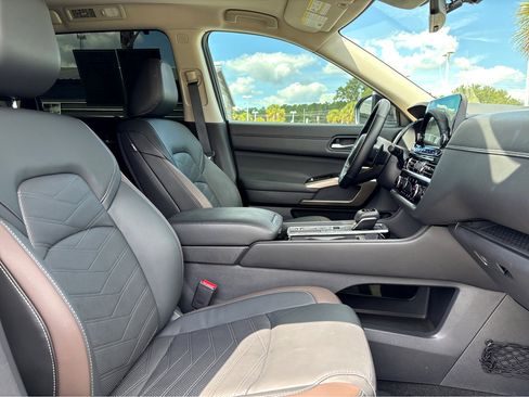 Certified 2025 Nissan Pathfinder Platinum image 9