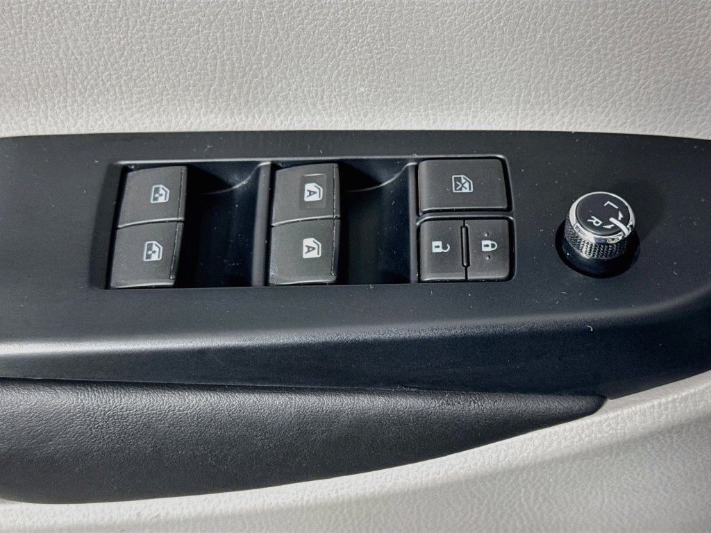 Used 2017 Toyota Highlander XLE w/ Carpet Mat Package AWD/4WD image 14