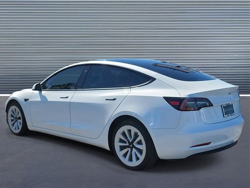Used 2023 Tesla Model 3 Standard Range image 4