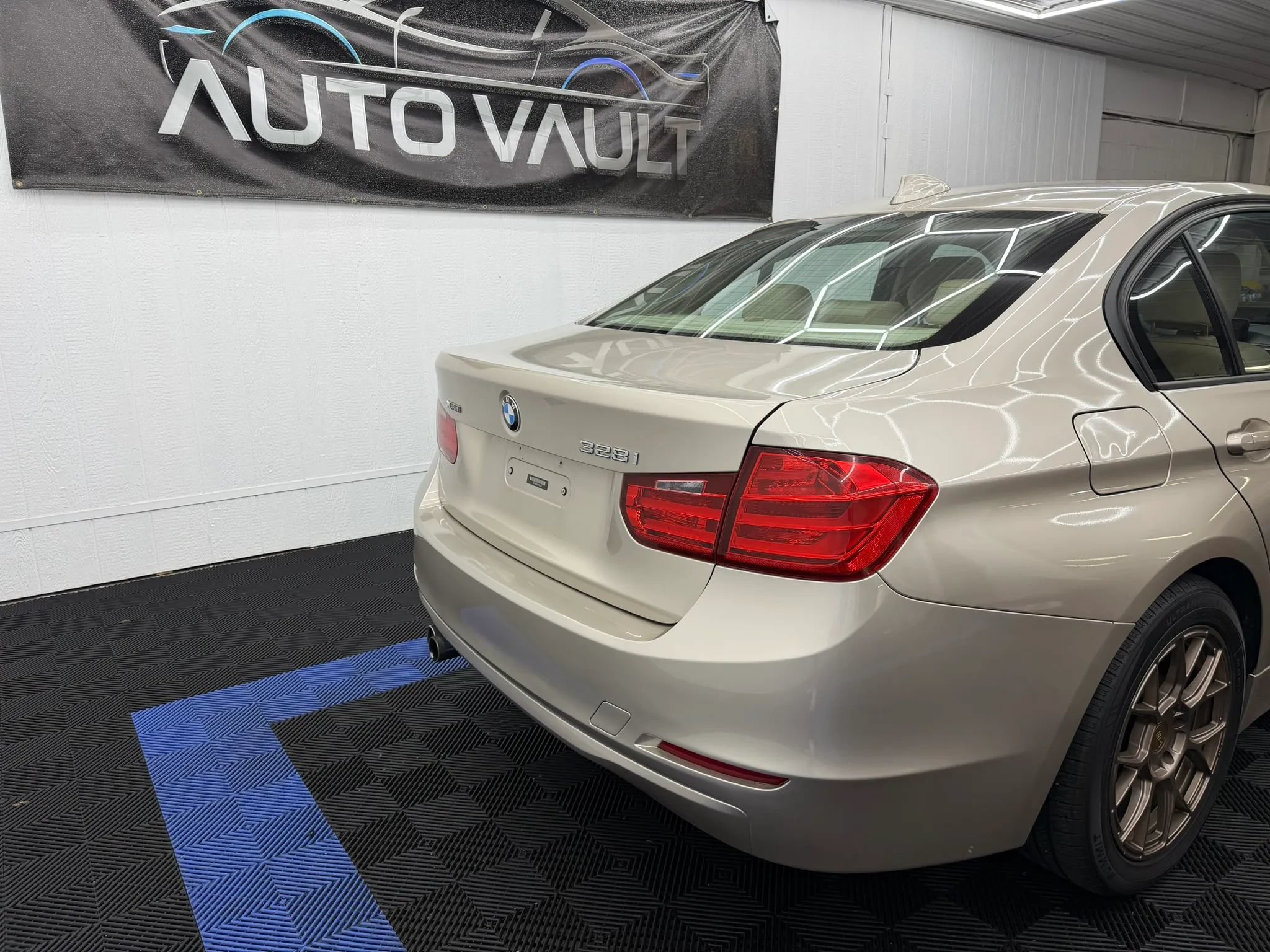 Used 2015 BMW 328i xDrive Sedan AWD/4WD image 3