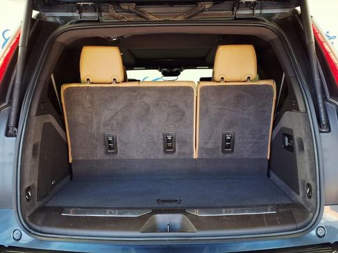 Used 2021 Cadillac Escalade Premium Luxury w/ LPO, Radiant Package AWD/4WD image 10