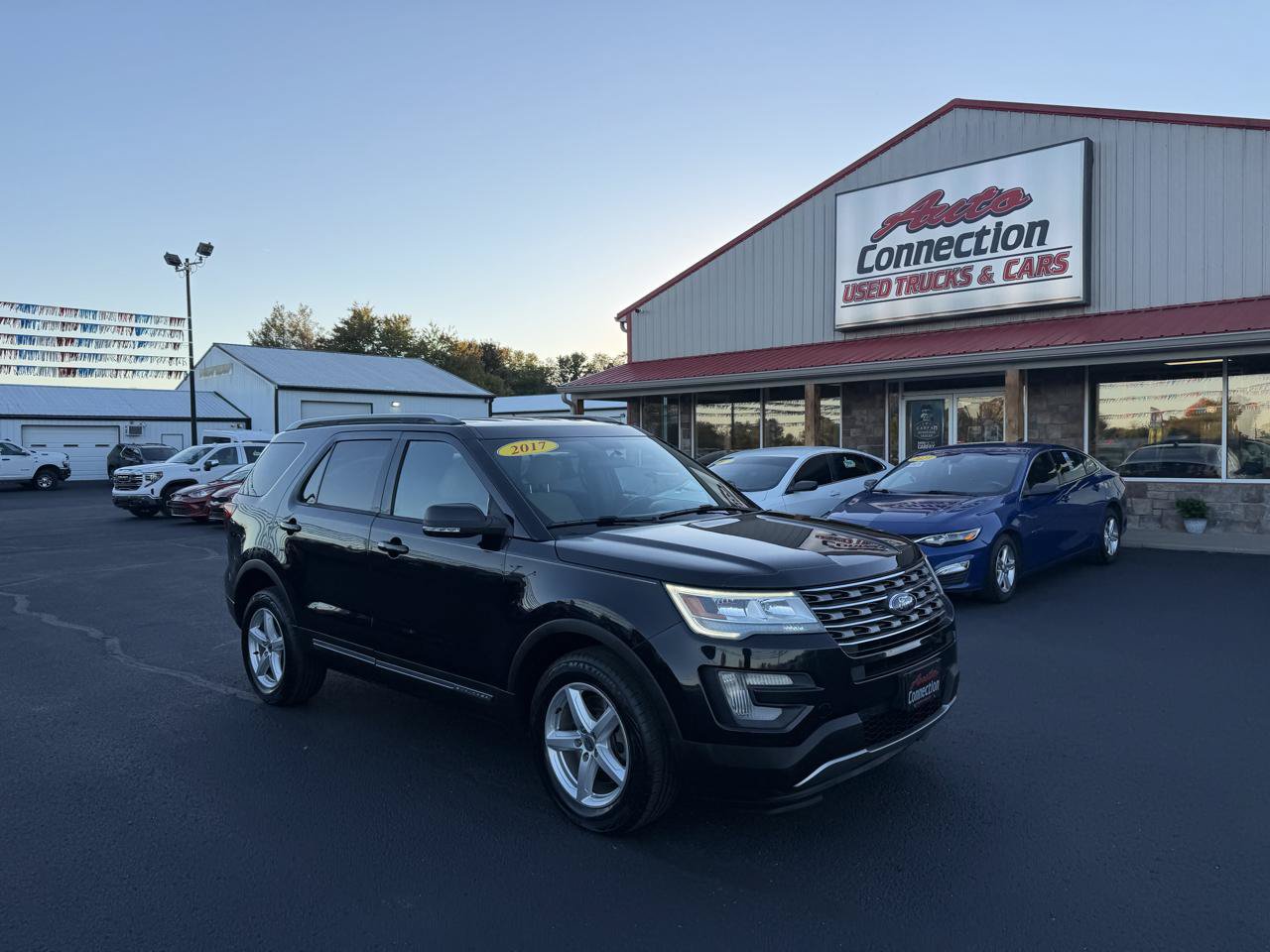 Used 2017 Ford Explorer XLT AWD/4WD image 2