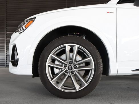 Certified 2025 Audi Q3 2.0T Premium w/ Convenience Package AWD/4WD image 4