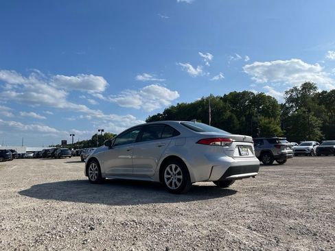 Used 2021 Toyota Corolla LE w/ Carpet Mat Package (TMS) FWD image 6