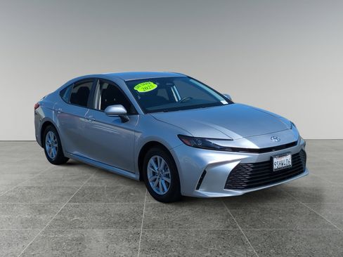 Used 2025 Toyota Camry LE image 7
