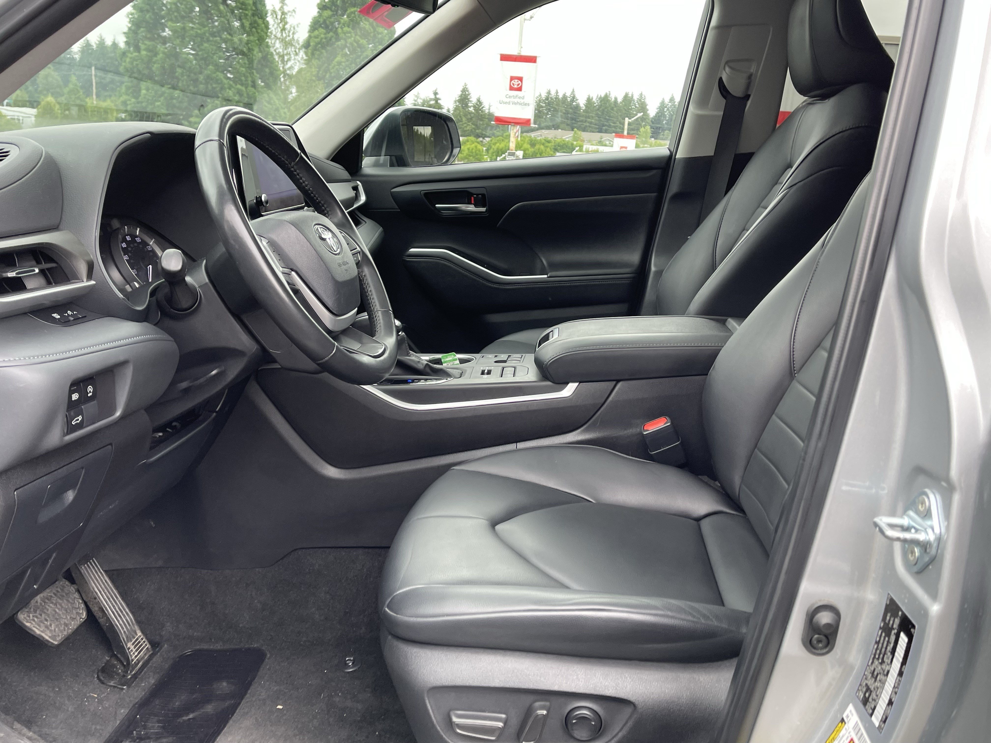 Used 2024 Toyota Highlander XLE AWD/4WD image 11