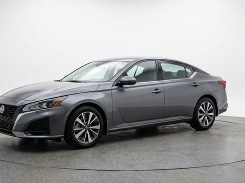 Used 2025 Nissan Altima 2.5 SV FWD image 3