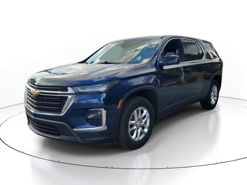 Used 2023 Chevrolet Traverse LS image 3