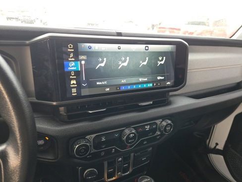 Used 2025 Jeep Gladiator Nighthawk image 13