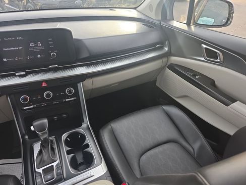 Used 2023 Kia Carnival LX image 19