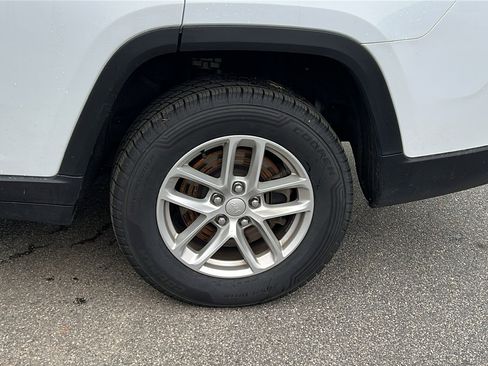 Used 2023 Jeep Grand Cherokee L Laredo image 12